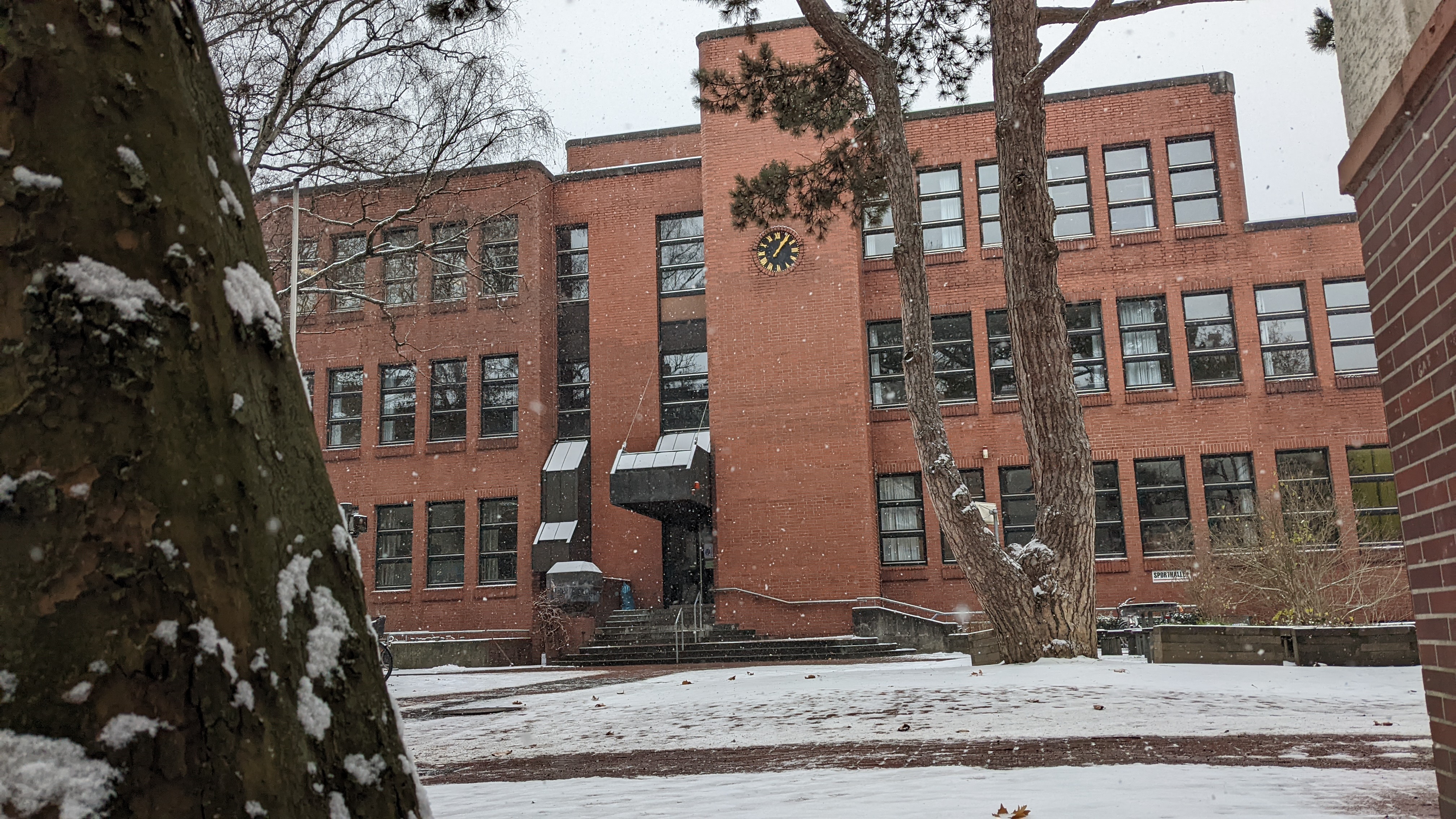 Winter Schulgebäude